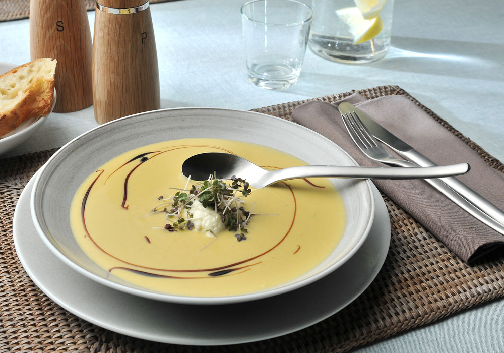 Steckrübencremesuppe mit Süßkartoffel, Chili und weißer Schokolade 